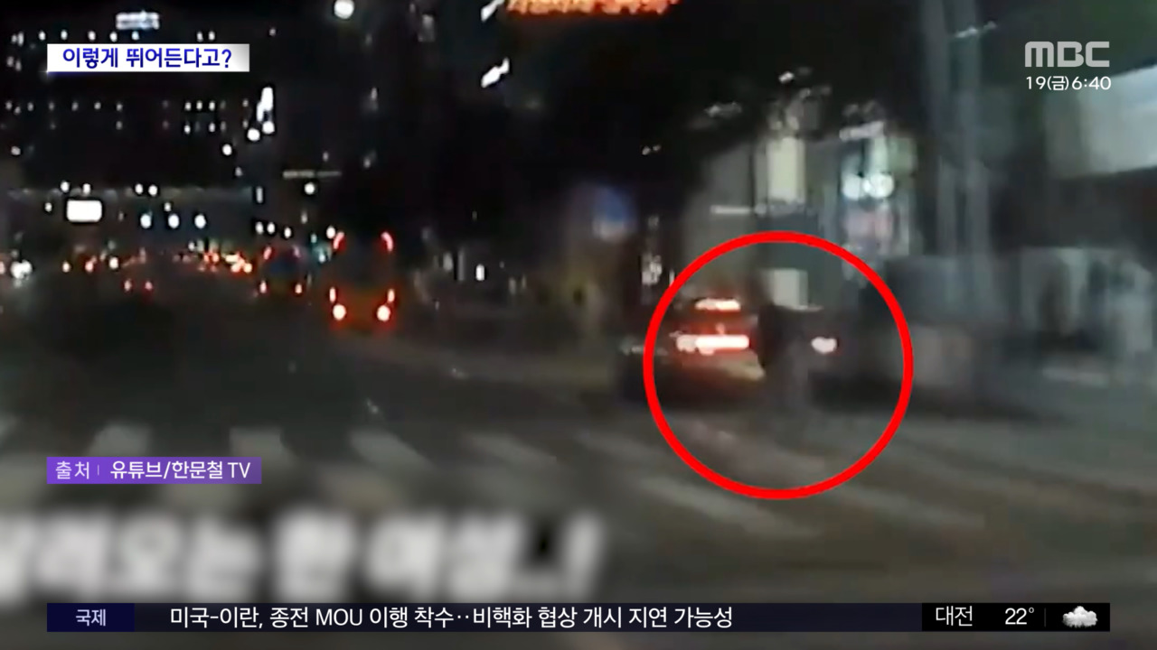와글와글 적색 신호에 무단횡단하다 쾅